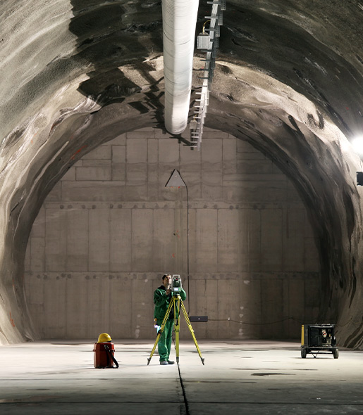 Professionnels de la construction travaillent sous terre dans un tunnel minier.