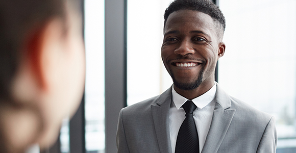 Un professionnel souriant issu de la communauté noire.