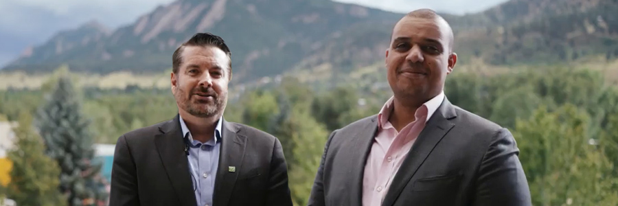 Michael Elias et Greg Williams debout ensemble avec le paysage du Colorado derrière eux.