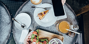 Vue de dessus d'une table de restaurant où les gens mangent des plats à la mode.