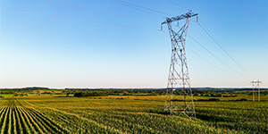 Tour à haute tension plantée dans un champ.